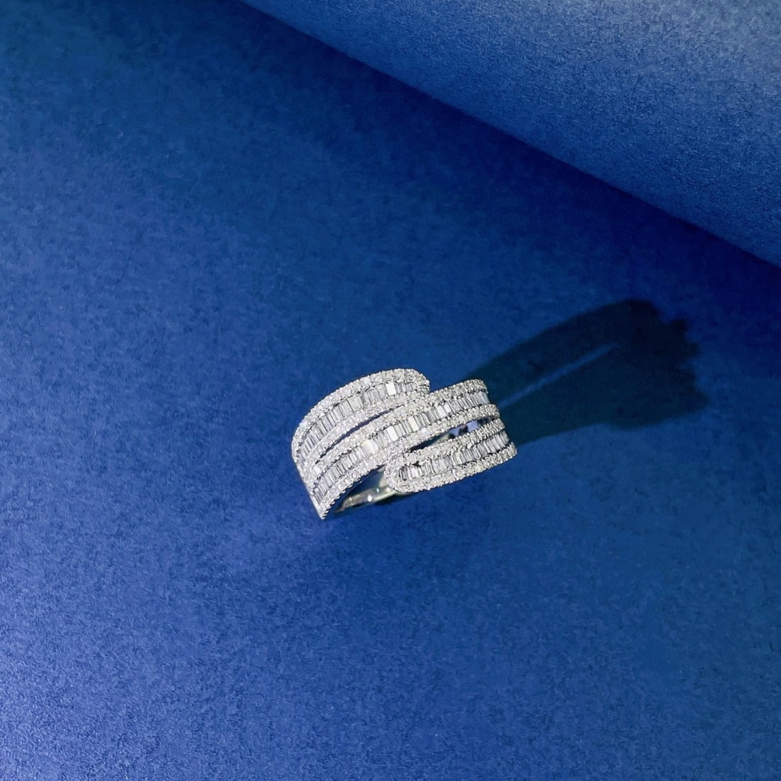 14k Gold 0.85 Ctw Natural H Diamond Ring: Ref:230940205 // gold content:14k gold // ring size:7. 25us // // main gemstone:diamond // shape:baguette // carat weight:0. 43ct // clarity grade:vs-si // color:h // treatment:natural // //