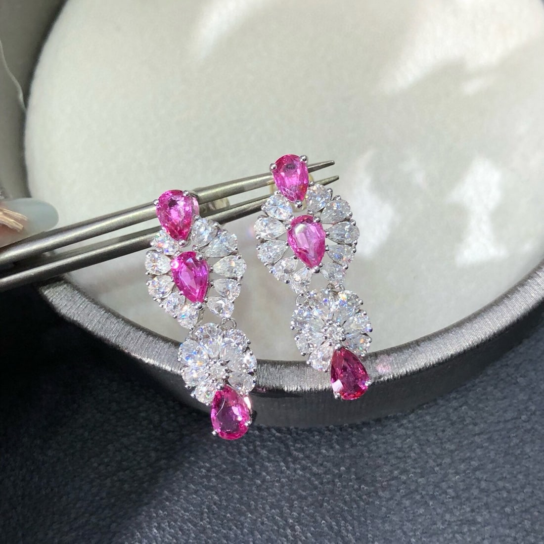 14k Gold 2.79 Ctw Natural Ruby & Diamond Earrings: Ref:230940206 // gold content:14k gold // main gemstone:ruby // shape:pear // carat weight:2. 76ct // color:red // treatment:natural // // adjacent gemstone 2 : diamond // shape:round // carat