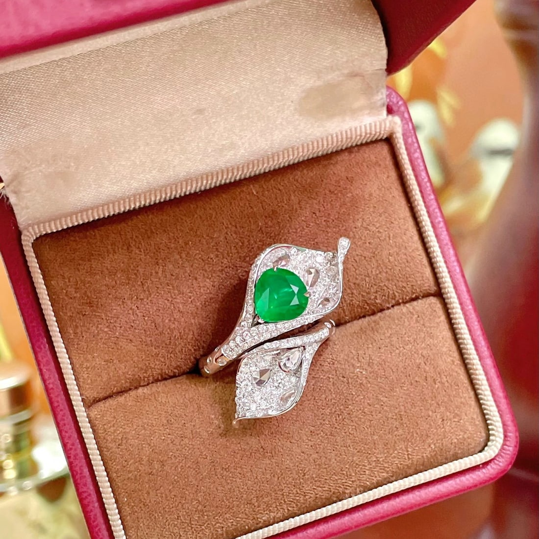14k Gold 2.96 Ctw Vivid Green Natural Emerald & Diamond Ring: Ref:230940207 // gold content:14k gold // ring size:7. 25us // // main gemstone:emerald // shape:pear // carat weight:1. 73ct // color:vivid green // treatment:natural // // adjacent gemstone 2 :