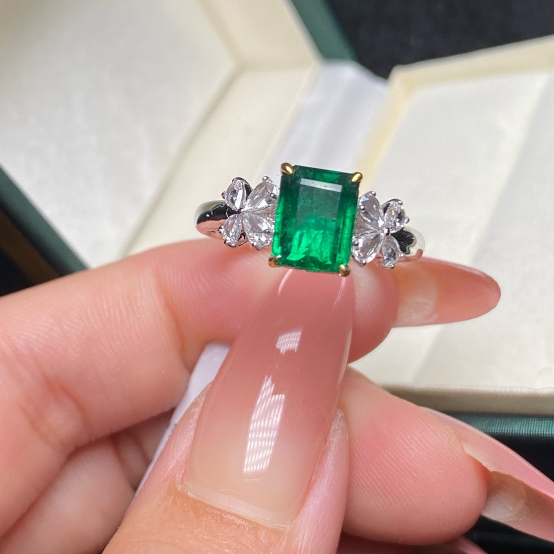 14k Gold 2.16 Ctw Vivid Green Natural Emerald & Diamond Ring - 4