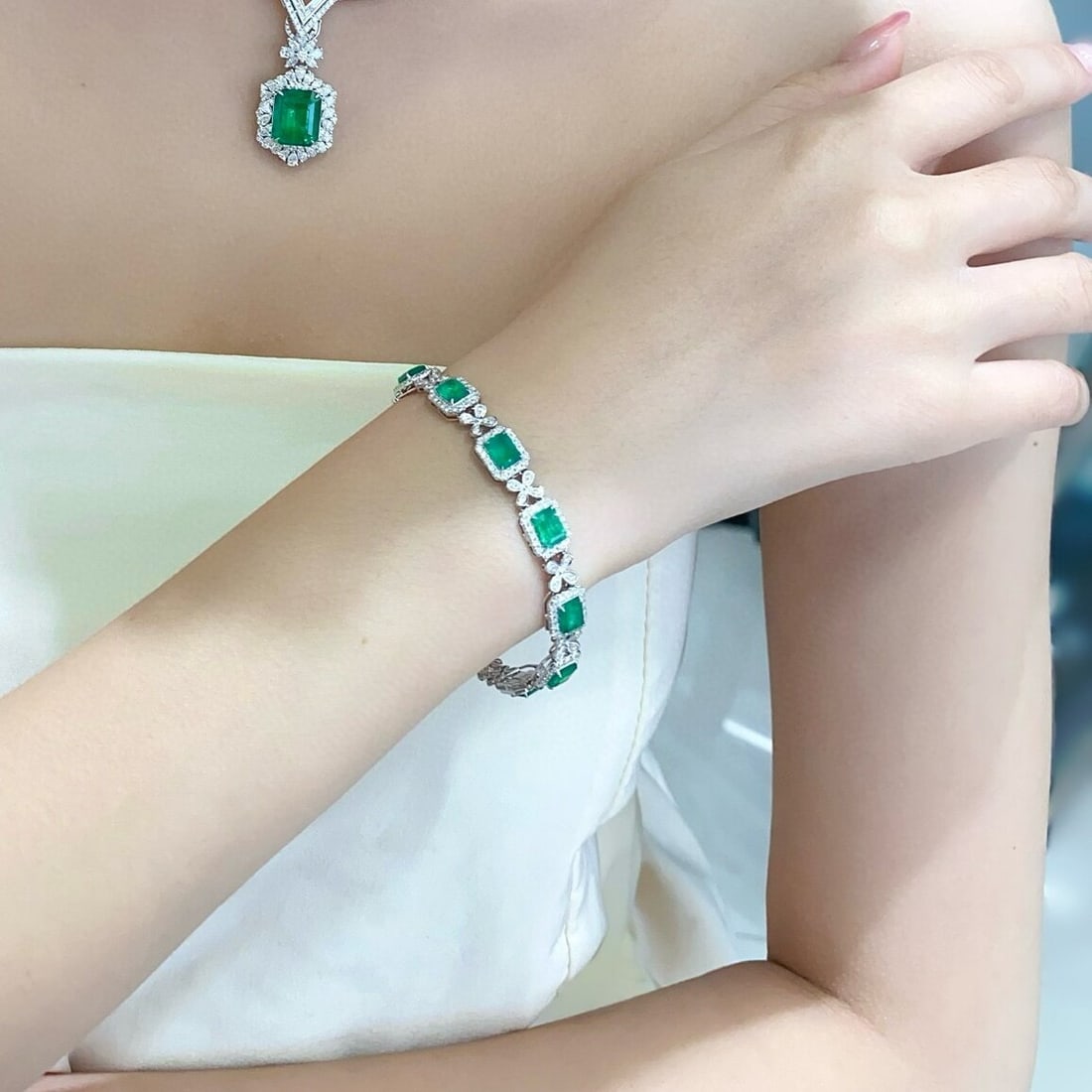 14k Gold 5.03 Ctw Vivid Green Natural Emerald & Diamond Bracelet - 4