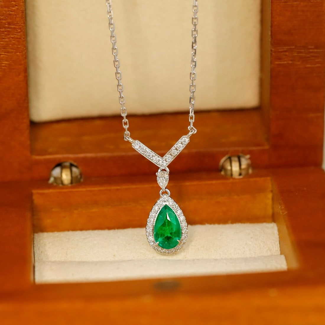 14k Gold 0.86 Ctw Vivid Green Natural Emerald & Diamond Necklace: Ref:230940235 // gold content:14k gold // main gemstone:emerald // shape:pear // carat weight:0. 73ct // color:vivid green // treatment:natural // // adjacent gemstone 2 : diamond // shape:round //