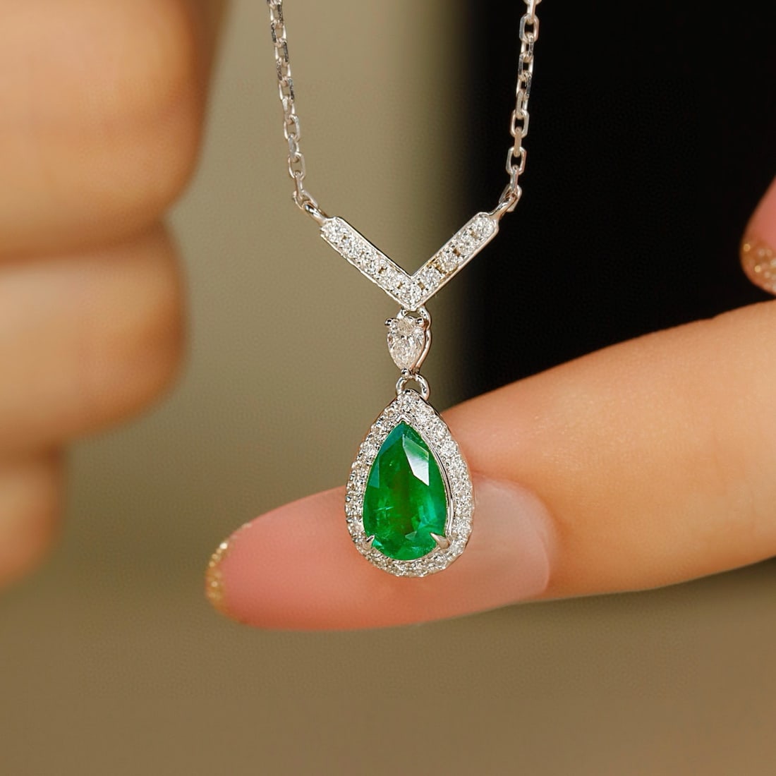 14k Gold 0.86 Ctw Vivid Green Natural Emerald & Diamond Necklace - 4