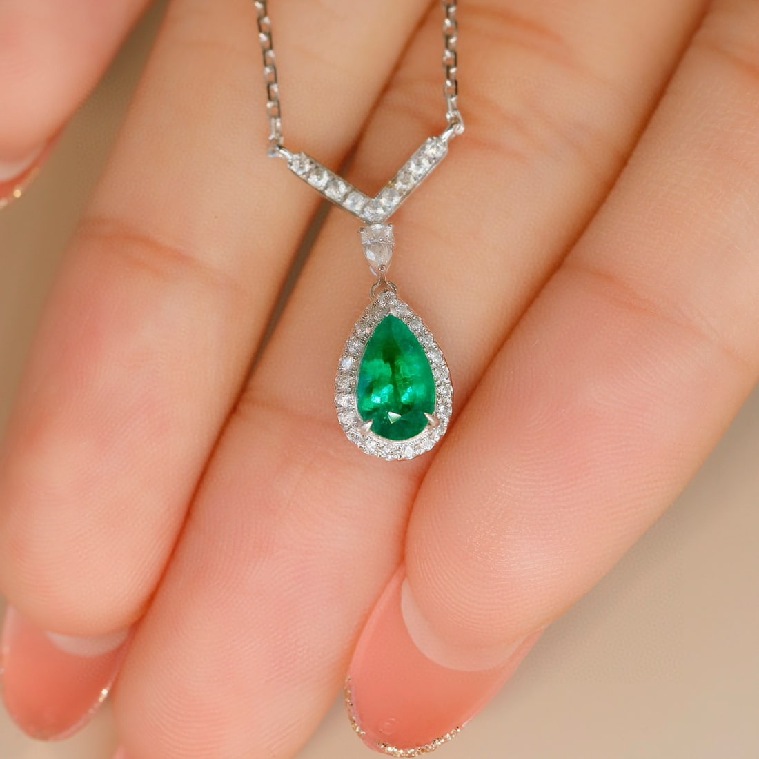 14k Gold 0.86 Ctw Vivid Green Natural Emerald & Diamond Necklace - 6