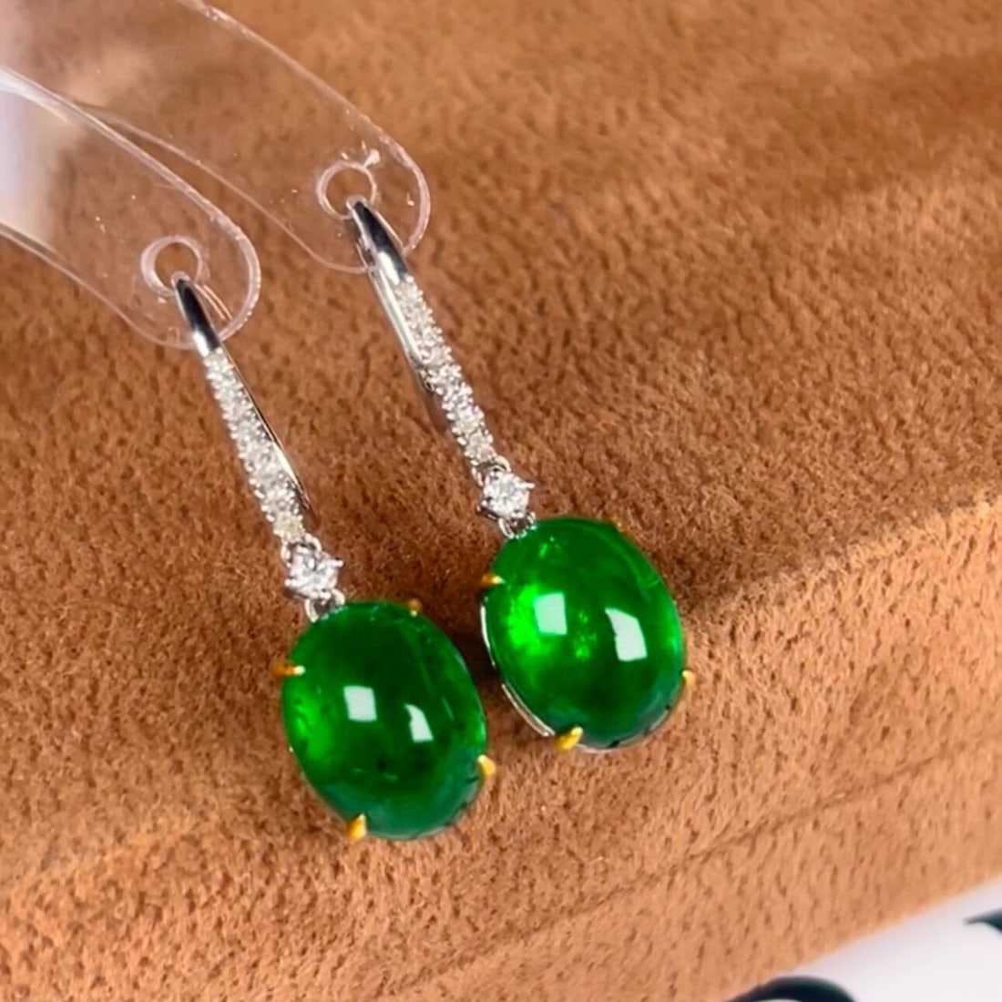 14k Gold 5.5 Ct Vivid Green Natural Emerald & Diamond Earrings: Ref:230940240 // gold content:14k gold // main gemstone:emerald // shape:oval // carat weight:5. 5ct // color:vivid green // treatment:natural // // adjacent gemstone 2 : diamond // shape:round //