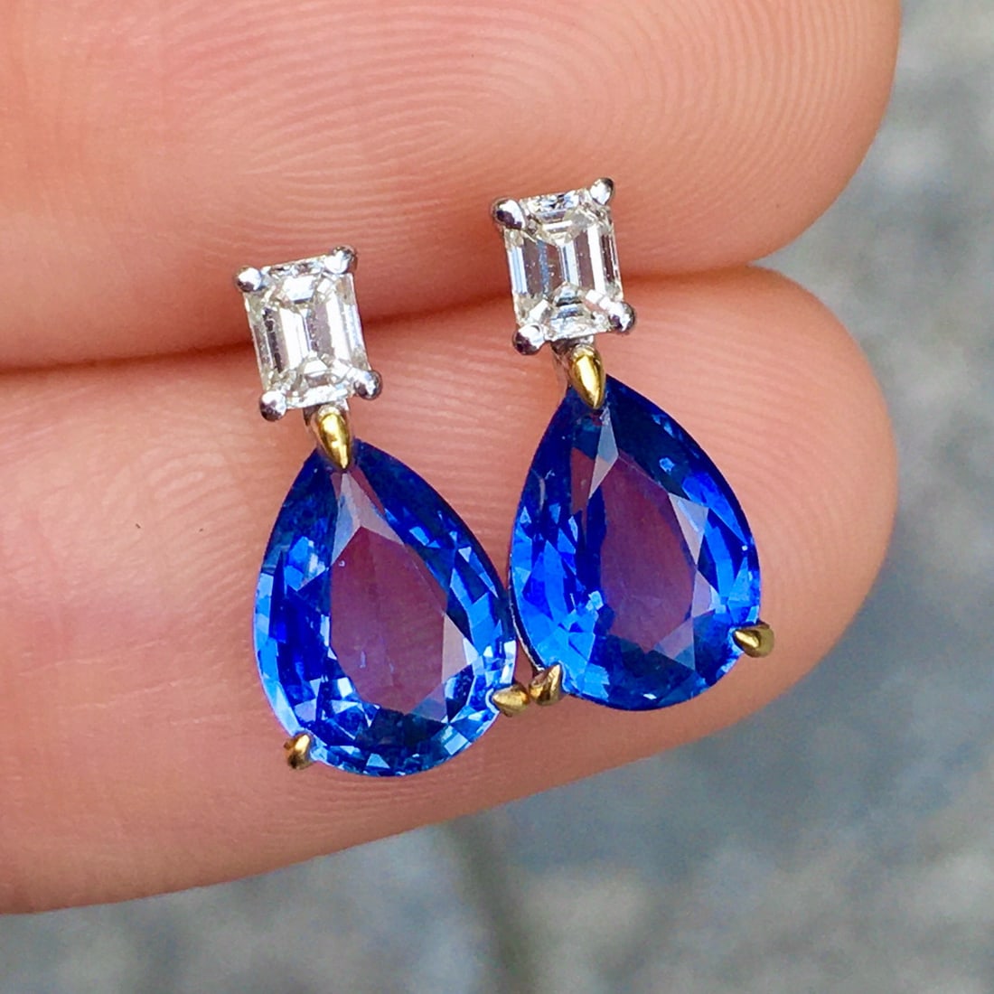 14k Gold 2.90 Ctw Natural Sapphire & Diamond Earrings: Ref:230940256 // gold content:14k gold // main gemstone:sapphire // shape:pear // carat weight:2. 6ct // color:cornflower blue // treatment:natural // // adjacent gemstone 2 : diamond //