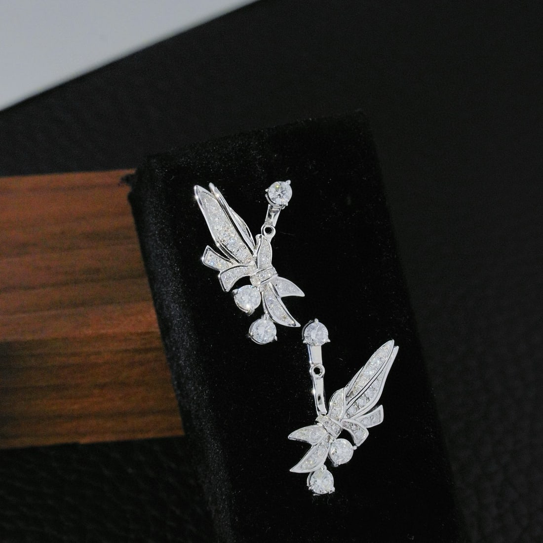 14k Gold 1.1 Ct Natural H Diamond Earrings: Ref:230940262 // gold content:14k gold // main gemstone:diamond // shape:round // carat weight:1. 1ct // clarity grade:vs-si // color:h // treatment:natural // cut grade:g // Condition: NewLow