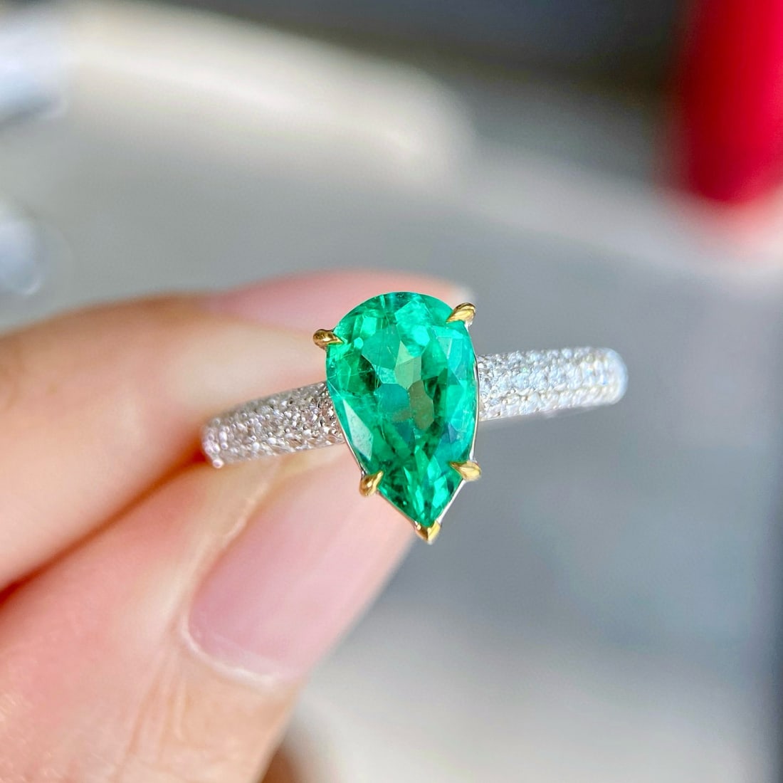 14k Gold 1.57 Ctw Vivid Green Natural Emerald & Diamond Ring: Ref:230940282 // gold content:14k gold // ring size:7. 25us // // main gemstone:emerald // shape:pear // carat weight:1. 37ct // color:vivid green // treatment:natural // // adjacent gemstone 2 : diam