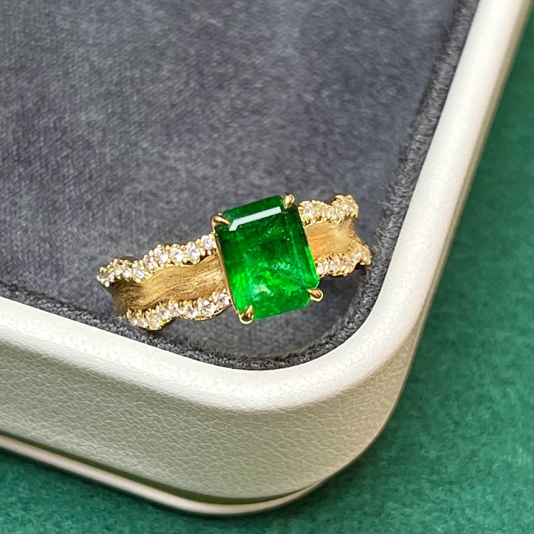 14k Gold 1.80 Ctw Vivid Green Natural Emerald & Diamond Ring - 4