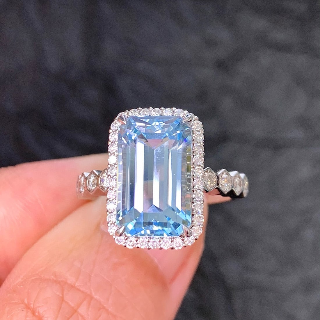 14k Gold 5.74 Ctw Natural Aquamarine & Diamond Ring: Ref:230940301 // gold content:14k gold // ring size:7. 25us // // main gemstone:aquamarine // shape:octagonal // carat weight:5. 25ct // color:santa maria color // treatment:natural // // adjacent gem