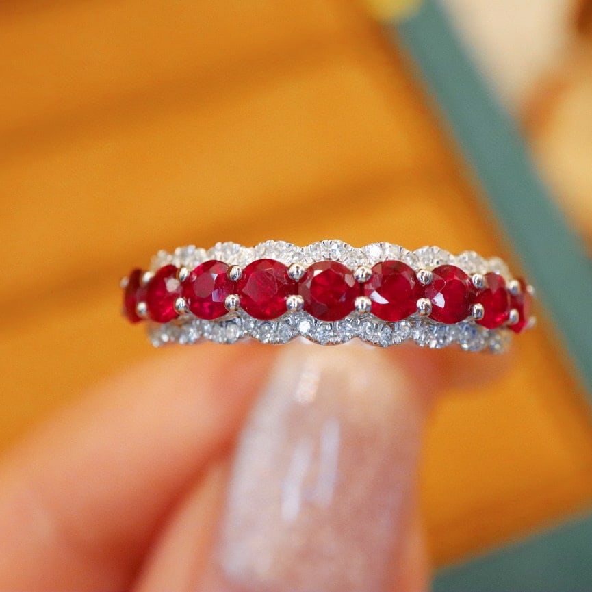 14k Gold 1.03 Ctw Vivid Red Natural Ruby & Diamond Ring: Ref:230940304 // gold content:14k gold // ring size:7. 25us // // main gemstone:ruby // shape:round // carat weight:0. 87ct // color:vivid red // treatment:natural // cut grade:g // // adjacent gemsto