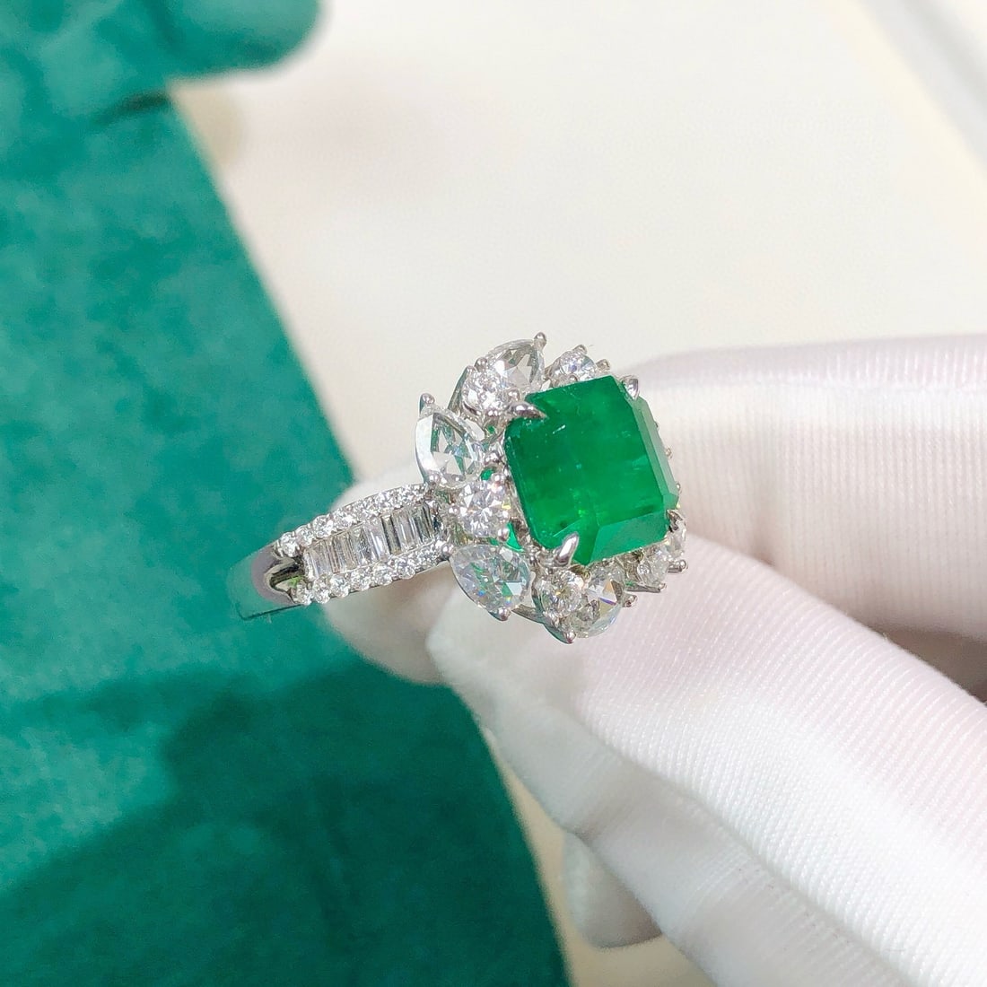 14k Gold 3.83 Ctw Vivid Green Natural Emerald & Diamond Ring - 5