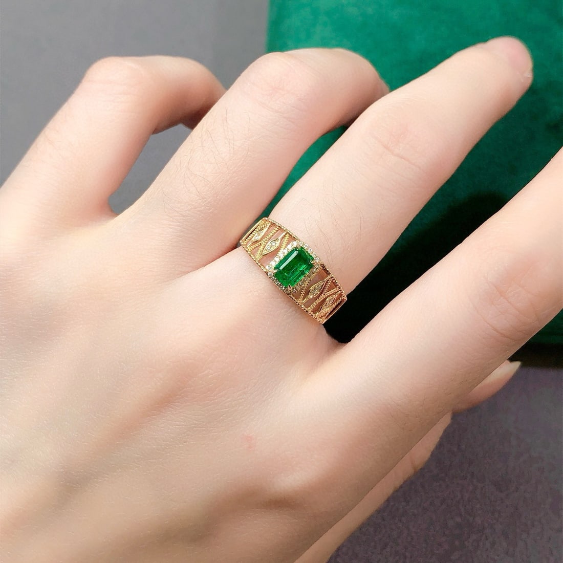 14k Gold 0.57 Ctw Vivid Green Natural Emerald & Diamond Ring - 7