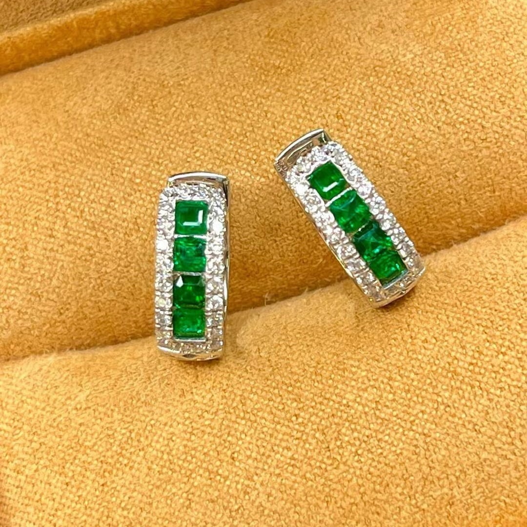 14k Gold 1.21 Ctw Vivid Green Natural Emerald & Diamond Earrings: Ref:230940315 // gold content:14k gold // main gemstone:emerald // shape:octagonal // carat weight:0. 88ct // color:vivid green // treatment:natural // // adjacent gemstone 2 : diamond //