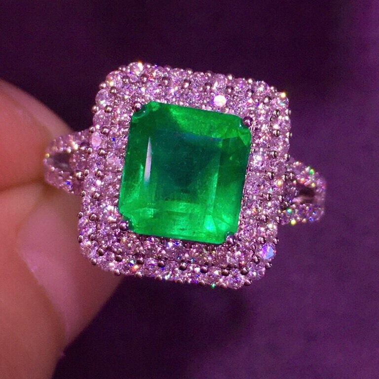 14k Gold 2.65 Ct Vivid Green Natural Emerald & Diamond Ring: Ref:230940327 // gold content:14k gold // ring size:7. 25us // // main gemstone:emerald // shape:octagonal // carat weight:2. 65ct // color:vivid green // treatment:natural // // adjacent gemstone