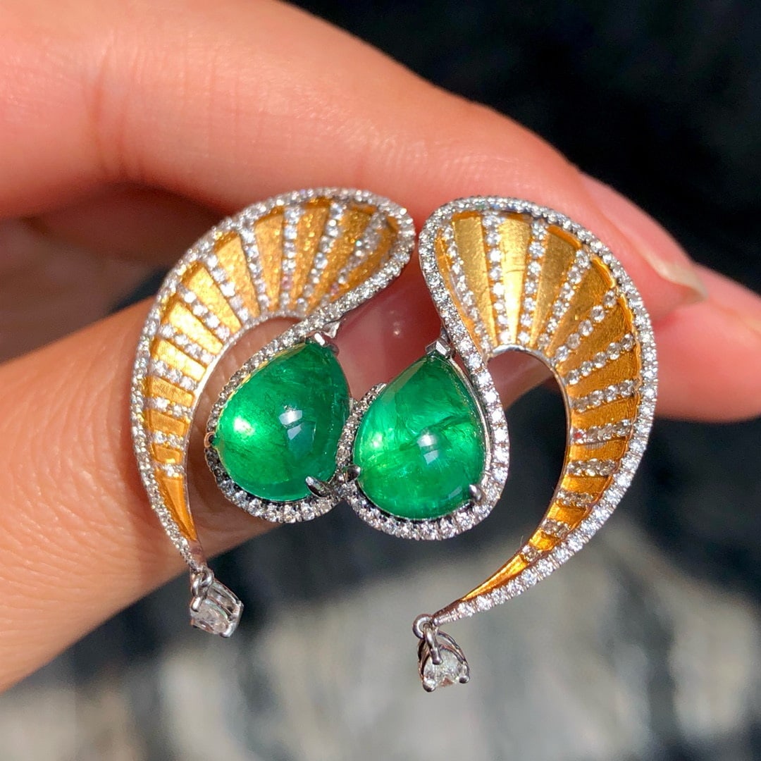 14k Gold 6.52 Ctw Intense Green Natural Emerald & Diamond Earrings: Ref:230940335 // gold content:14k gold // main gemstone:emerald // shape:pear // carat weight:5. 35ct // color:intense green // treatment:natural // // adjacent gemstone 2 : diamond // shape:round //