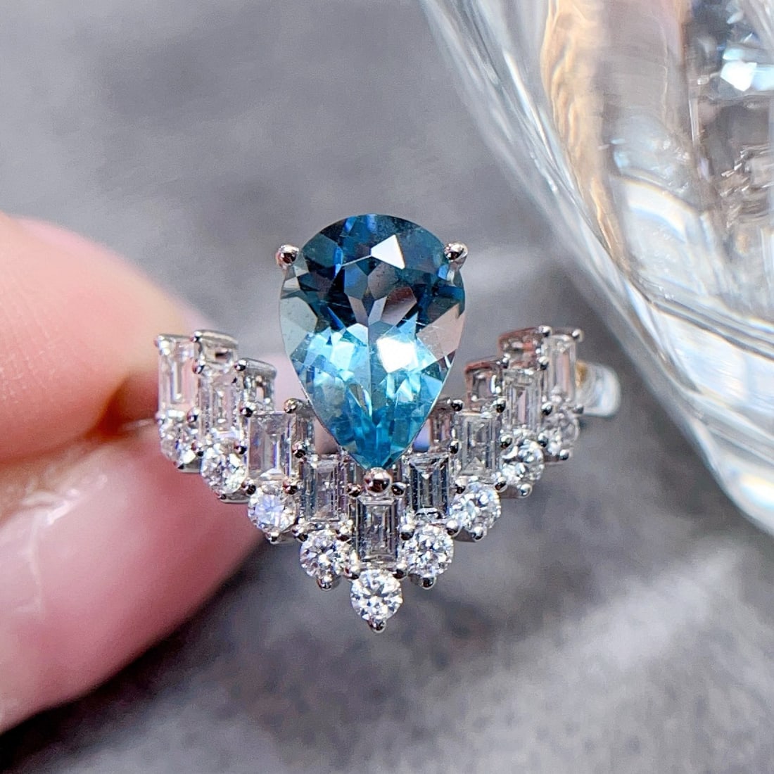 14k Gold 1.54 Ctw Natural Aquamarine & Diamond Ring: Ref:230940336 // gold content:14k gold // ring size:7. 25us // // main gemstone:aquamarine // shape:octagonal // carat weight:1. 06ct // color:santa maria color // treatment:natural // // adjacent gem