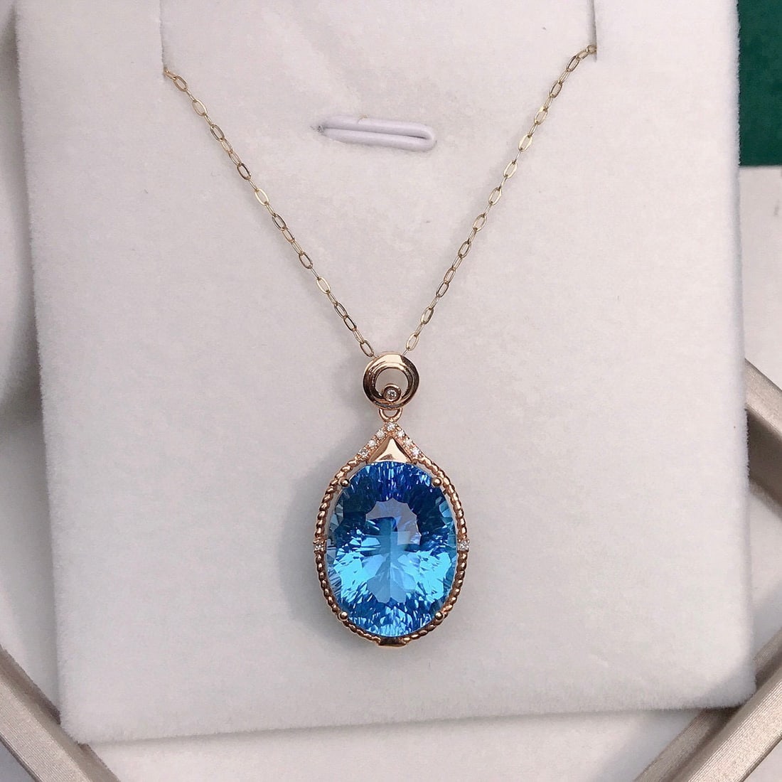 14k Gold 11.98 Ctw Natural Topaz & Diamond Pendant( Without Chain ): Ref:230940351 // gold content:14k gold // main gemstone:topaz // shape:oval // carat weight:11. 95ct // color:blue // treatment:natural // // adjacent gemstone 2 : diamond // number of stones:10 //