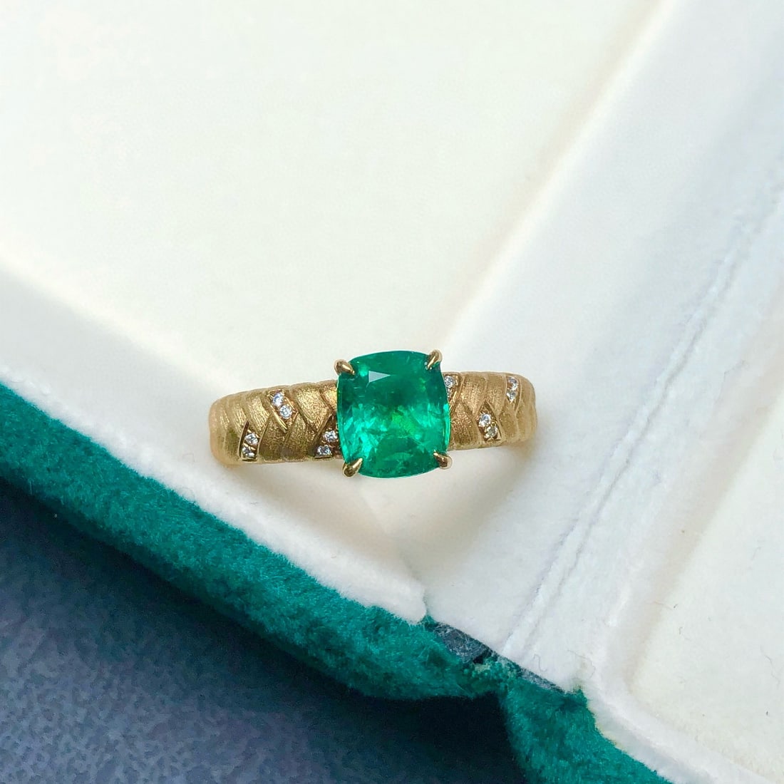 14k Gold 1.35 Ctw Vivid Green Natural Emerald & Diamond Ring: Ref:230940352 // gold content:14k gold // ring size:7. 25us // // main gemstone:emerald // shape:cushion // carat weight:1. 32ct // color:vivid green // treatment:natural // // adjacent gemstone 2