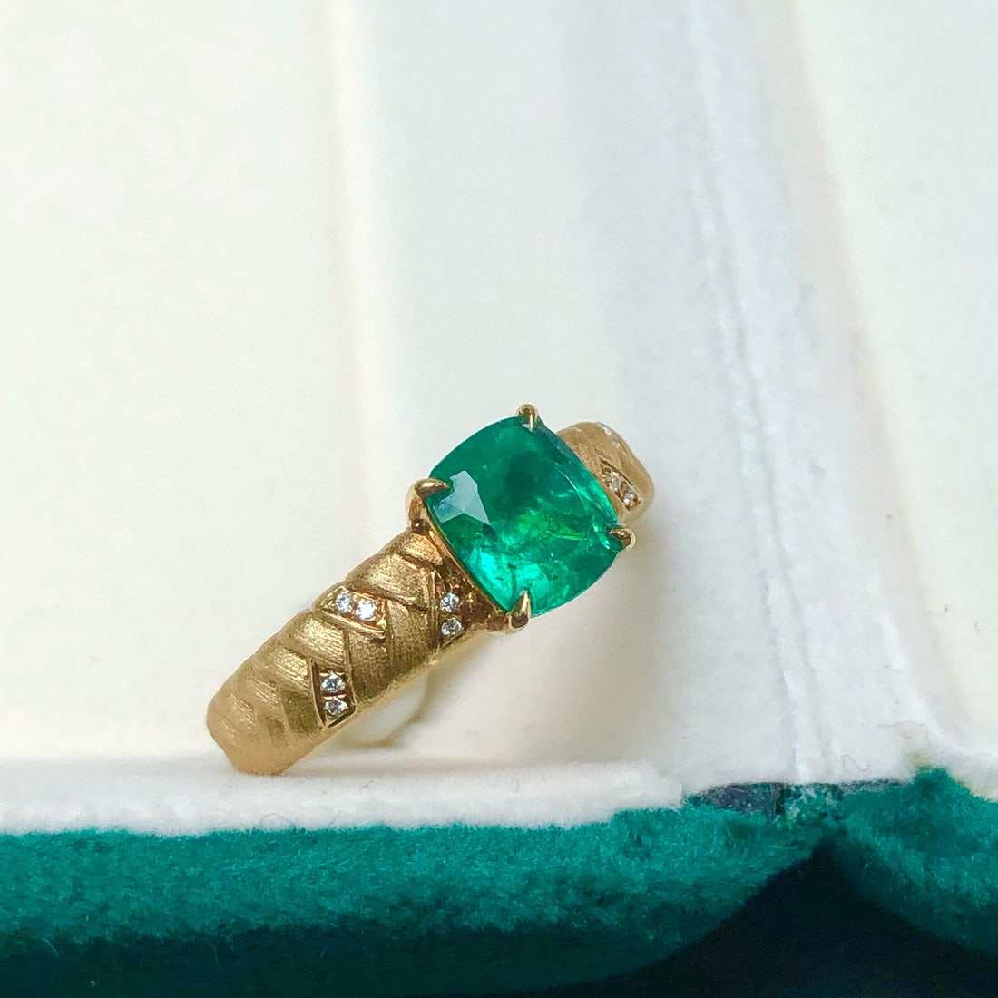 14k Gold 1.35 Ctw Vivid Green Natural Emerald & Diamond Ring - 3