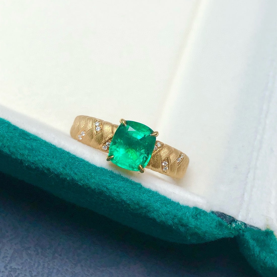 14k Gold 1.35 Ctw Vivid Green Natural Emerald & Diamond Ring - 6