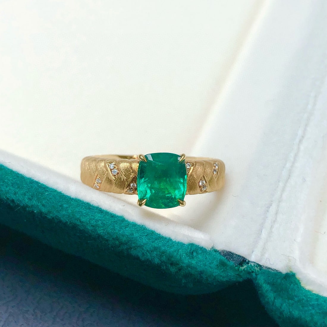 14k Gold 1.35 Ctw Vivid Green Natural Emerald & Diamond Ring - 7