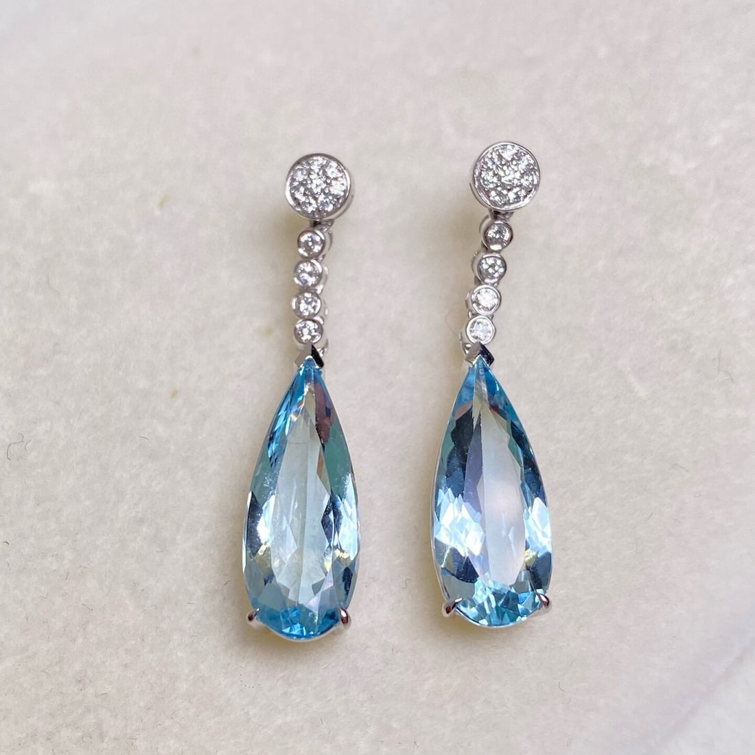 14k Gold 4.29 Ctw Natural Aquamarine & Diamond Earrings: Ref:230940375 // gold content:14k gold // main gemstone:aquamarine // shape:pear // carat weight:4. 07ct // color:blue // treatment:natural // // adjacent gemstone 2 : diamond // shape:round // carat