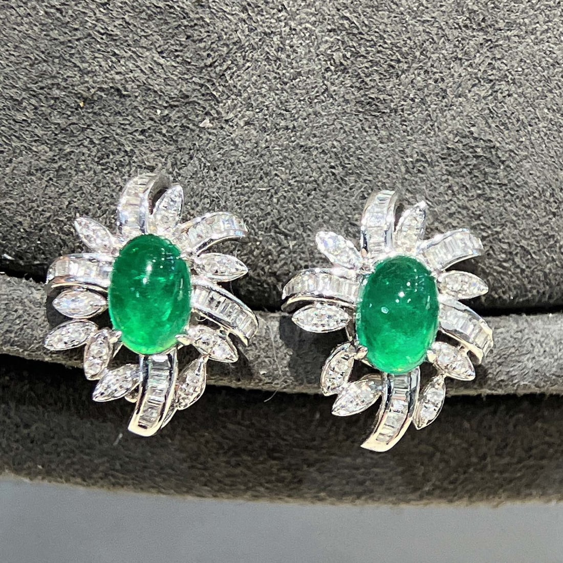 14k Gold 1.2 Ct Vivid Green Natural Emerald & Diamond Earrings: Ref:230940377 // gold content:14k gold // main gemstone:emerald // shape:oval // carat weight:1. 2ct // color:vivid green // treatment:natural // // adjacent gemstone 2 : diamond // shape:multiply