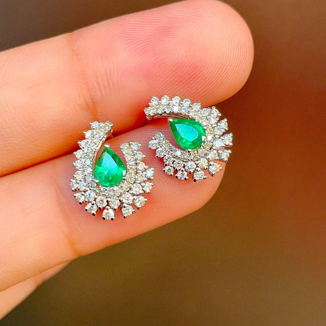 14k Gold 1.05 Ctw Vivid Green Natural Emerald & Diamond Earrings - 2