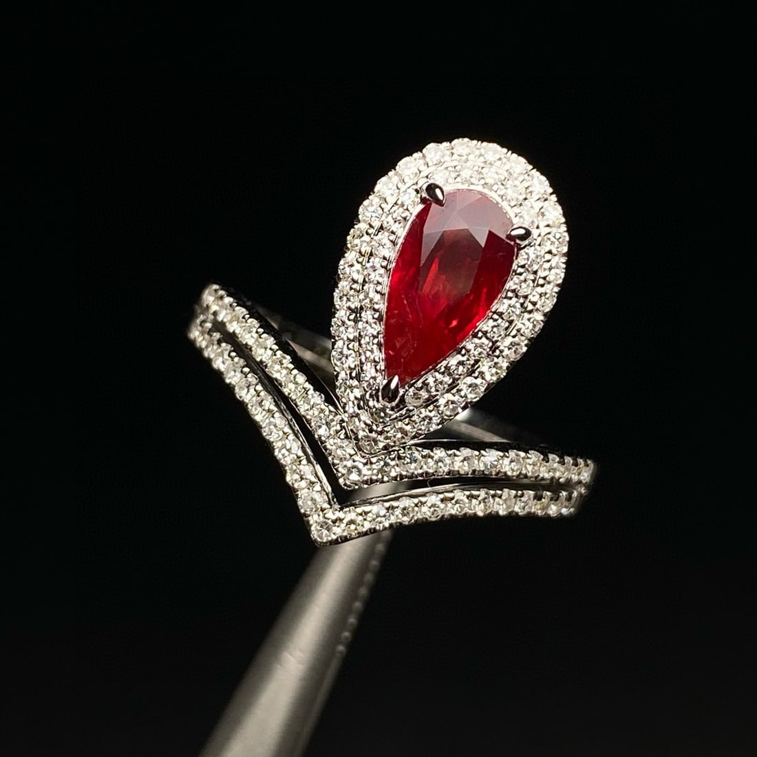 14k Gold 1.55 Ctw Vivid Red Natural Ruby & Diamond Ring: Ref:230940383 // gold content:14k gold // ring size:7. 25us // // main gemstone:ruby // shape:pear // carat weight:1. 05ct // color:vivid red // treatment:natural // // adjacent gemstone 2 : diamond /