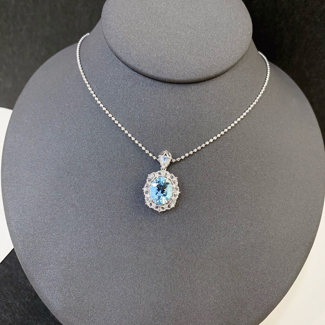 14k Gold 3.34 Ctw Natural Aquamarine & Diamond Pendant( Without Chain ): Ref:230940399 // gold content:14k gold // main gemstone:aquamarine // shape:oval // carat weight:3. 12ct // color:santa maria color // treatment:natural // // adjacent gemstone 2 : diamond //