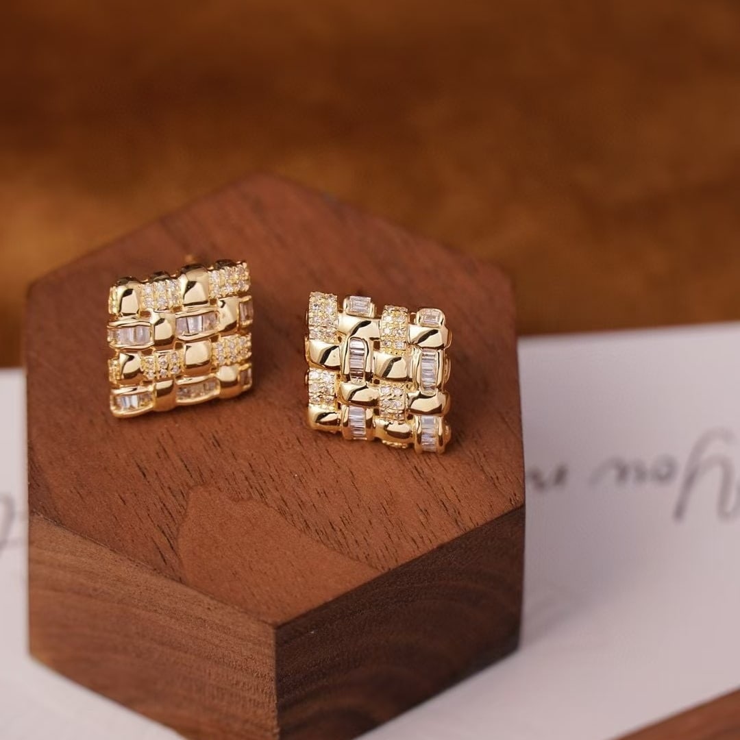 14k Gold 0.54 Ct Natural H Diamond Earrings: Ref:230940402 // gold content:14k gold // main gemstone:diamond // shape:multiply // carat weight:0. 54ct // clarity grade:vs-si // color:h // treatment:natural // Condition: NewLow Estimate: