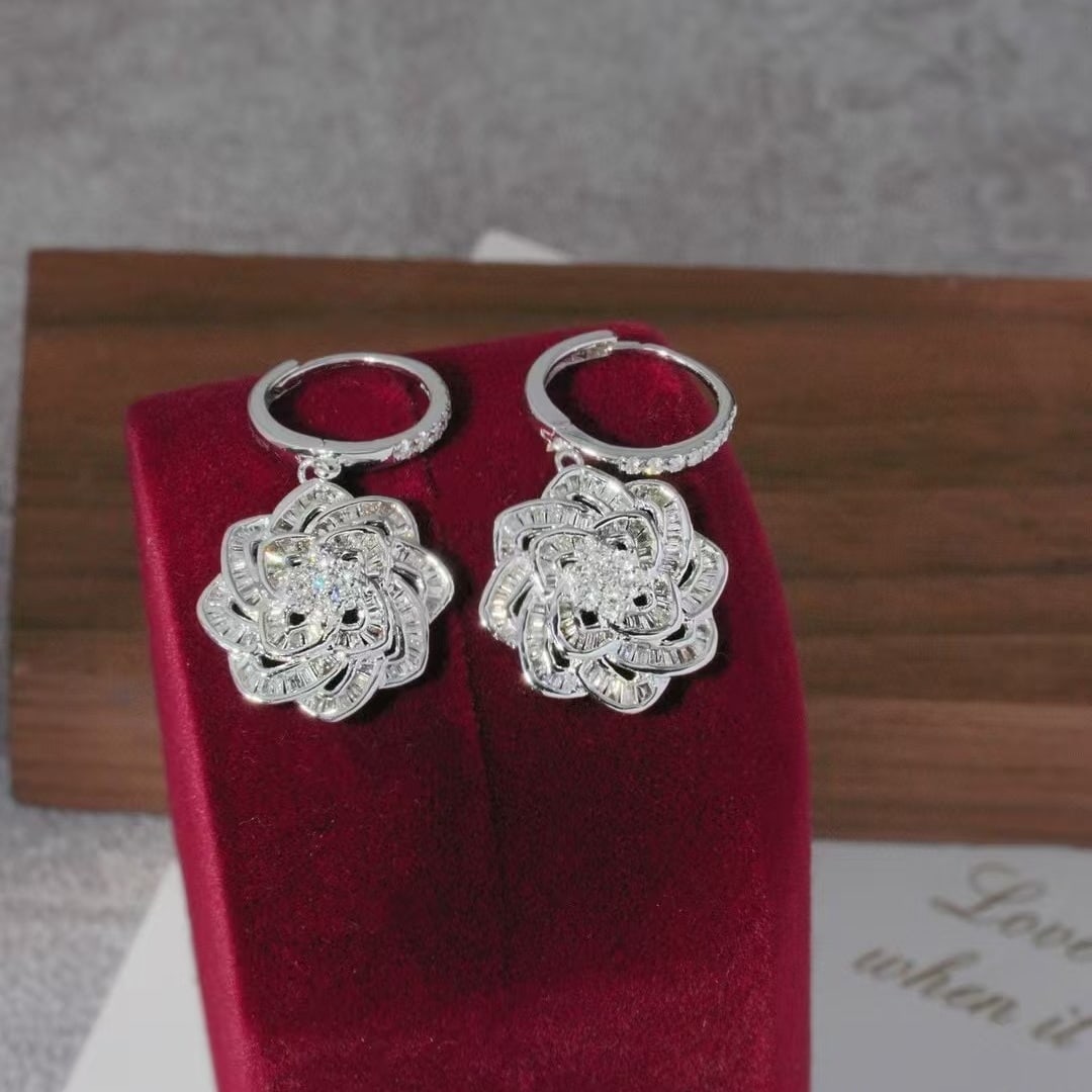 14k Gold 0.9 Ct Natural H Diamond Earrings: Ref:230940419 // gold content:14k gold // main gemstone:diamond // shape:multiply // carat weight:0. 9ct // clarity grade:vs-si // color:h // treatment:natural // Condition: NewLow Estimate: