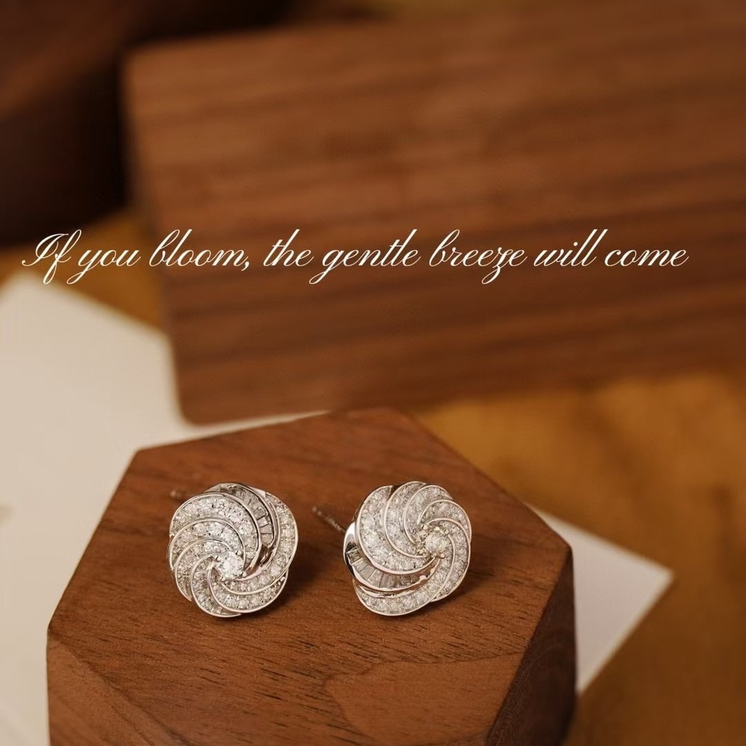 14k Gold 0.76 Ct Natural H Diamond Earrings: Ref:230940433 // gold content:14k gold // main gemstone:diamond // shape:multiply // carat weight:0. 76ct // clarity grade:vs-si // color:h // treatment:natural // Condition: NewLow Estimate: