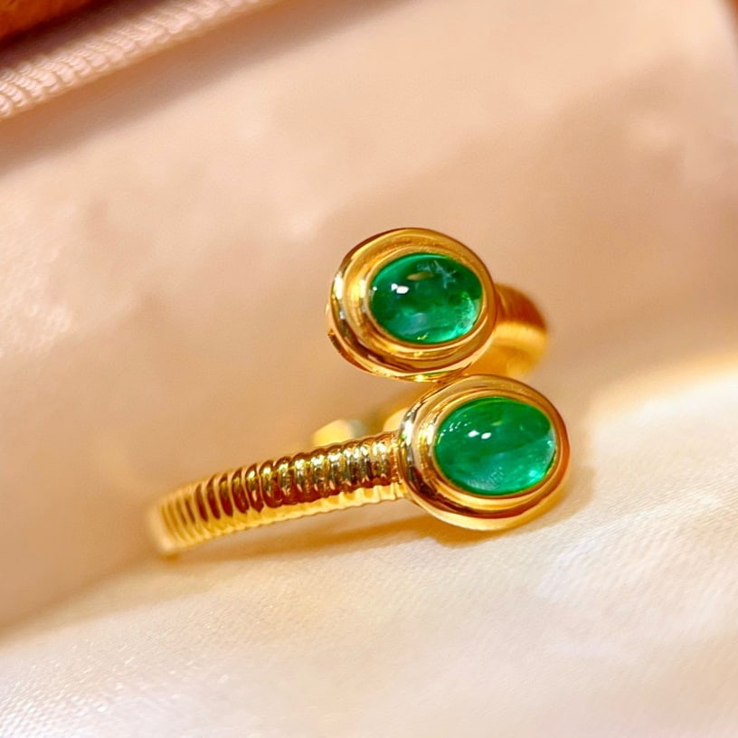 14k Gold 0.85 Ct Vivid Green Natural Emerald Ring: Ref:230940435 // gold content:14k gold // ring size:7. 25us // // main gemstone:emerald // shape:oval // carat weight:0. 85ct // color:vivid green // treatment:natural // Condition: NewLow