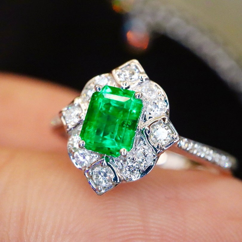 14k Gold 0.72 Ctw Vivid Green Natural Emerald & Diamond Ring - 2