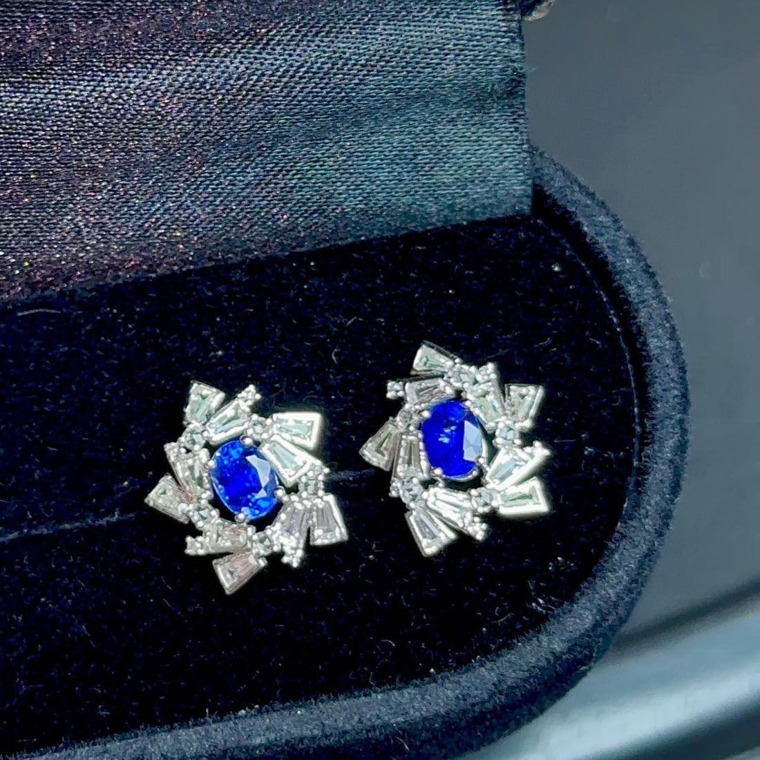 14k Gold 0.80 Ct Natural Sapphire & Sapphire Earrings: Ref:230937005 // gold content:14k gold // main gemstone:sapphire // shape:oval // carat weight:0. 80ct // color:royal blue // treatment:natural // // adjacent gemstone 2 : sapphire //