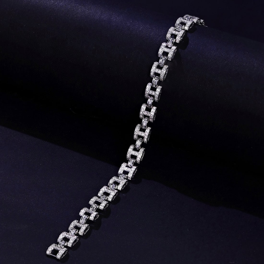 14k Gold 3.5 Ct Natural H Diamond Bracelet: Ref:230937007 // gold content:14k gold // main gemstone:diamond // shape:multiply // carat weight:3. 5ct // clarity grade:vs-si // color:h // treatment:natural // Condition: NewLow Estimate: