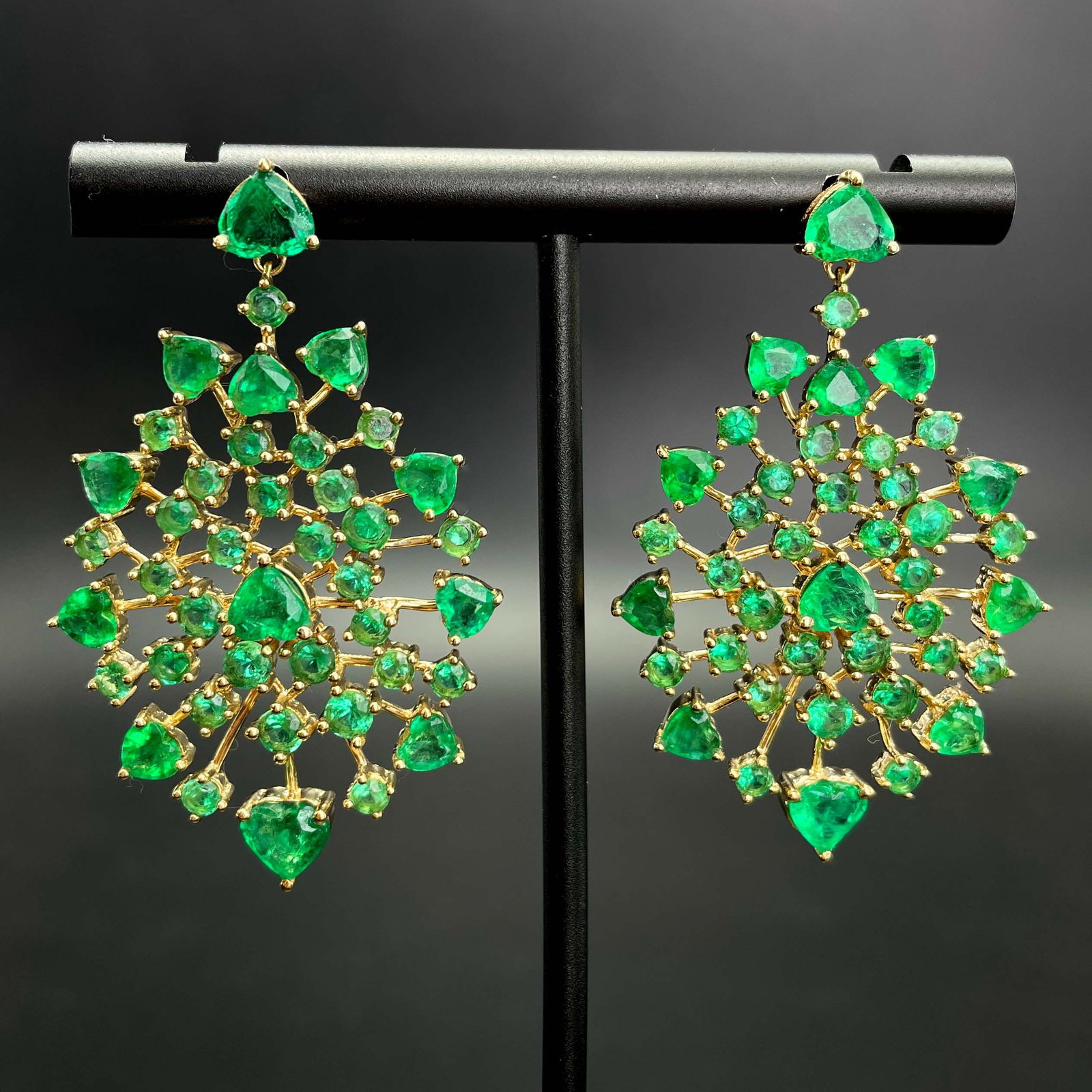 14k Gold 7.00 Ct Natural Emerald Earrings: Ref:230937053 // gold content:14k gold // main gemstone:emerald // shape:multiply // carat weight:7. 00ct // color:green // treatment:natural // Condition: NewLow Estimate: 3100.00High Estimate:
