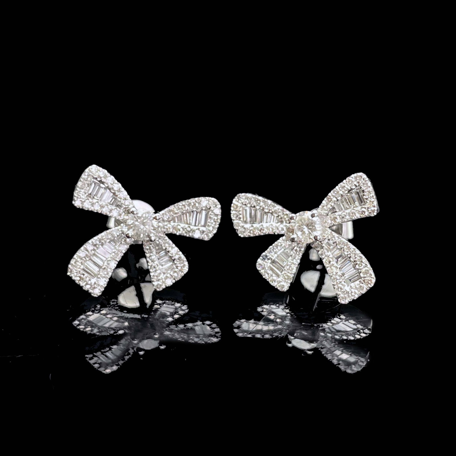 14k Gold 0.7 Ct Natural H Diamond Earrings: Ref:230937055 // gold content:14k gold // main gemstone:diamond // shape:multiply // carat weight:0. 7ct // clarity grade:vs-si // color:h // treatment:natural // Condition: New Low Estimate: 2100.00