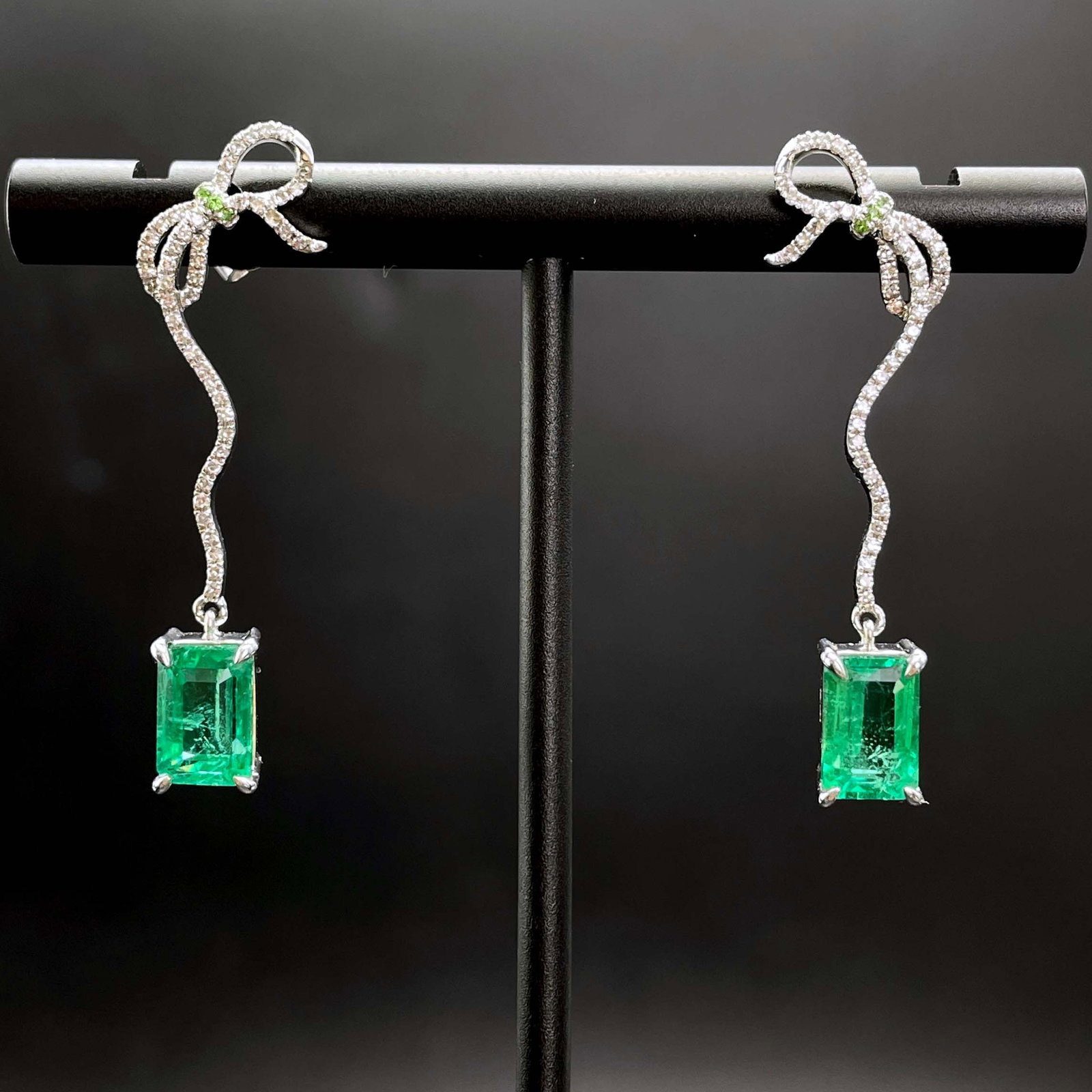 14k Gold 2.84 Ctw Vivid Green Natural Emerald & Diamond Earrings: Ref:230937068 // gold content:14k gold // main gemstone:emerald // shape:octagonal // carat weight:2. 43ct // color:vivid green // treatment:natural // // adjacent gemstone 2 : diamond //