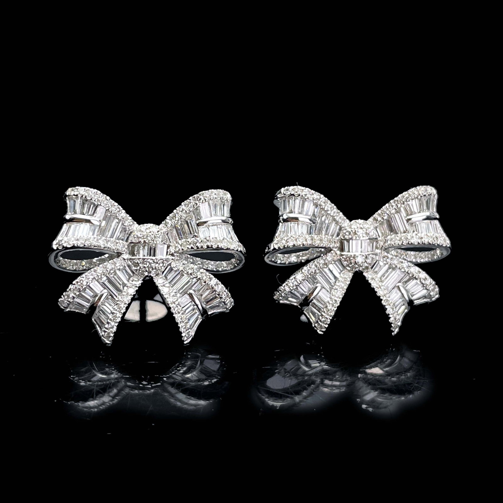 14k Gold 1.0 Ct Natural H Diamond Earrings: Ref:230937078 // gold content:14k gold // main gemstone:diamond // shape:multiply // carat weight:1. 0ct // clarity grade:vs-si // color:h // treatment:natural // Condition: NewLow Estimate: