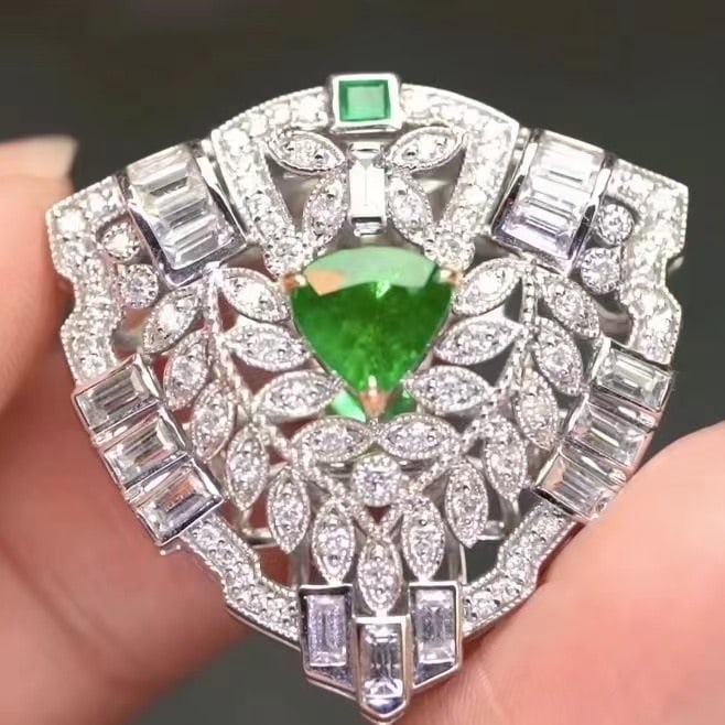 14k Gold 0.85 Ct Natural Emerald & Diamond Cufflink: Ref:230937088 // gold content:14k gold // main gemstone:emerald // shape:pear // carat weight:0. 85ct // color:green // treatment:natural // // adjacent gemstone 2 : diamond // shape:round // clarity