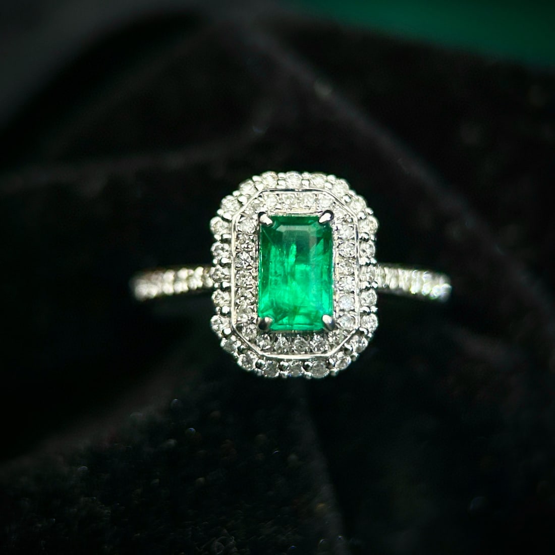14k Gold 1.48 Ctw Vivid Green Natural Emerald & Diamond Ring: Ref:230937092 // gold content:14k gold // ring size:7. 25us // // main gemstone:emerald // shape:octagonal // carat weight:0. 95ct // color:vivid green // treatment:natural // // adjacent gemstone