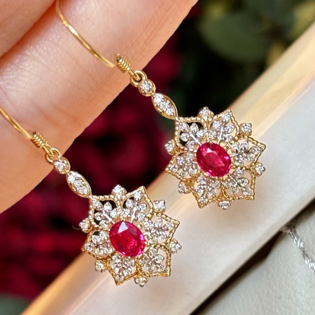 14k Gold 0.5 Ct Natural Ruby & Diamond Earrings: Ref:230937104 // gold content:14k gold // main gemstone:ruby // shape:oval // carat weight:0. 5ct // color:red // treatment:natural // // adjacent gemstone 2 : diamond // shape:round // clarity
