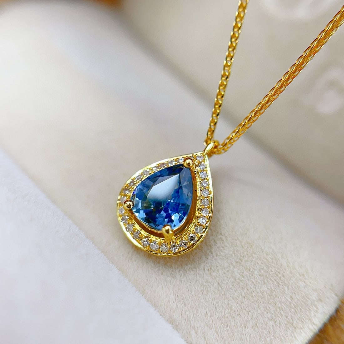14k Gold 0.75 Ct Natural Sapphire & Diamond Necklace: Ref:230937105 // gold content:14k gold // main gemstone:sapphire // shape:pear // carat weight:0. 75ct // color:blue // treatment:natural // // adjacent gemstone 2 : diamond // number of stones:38