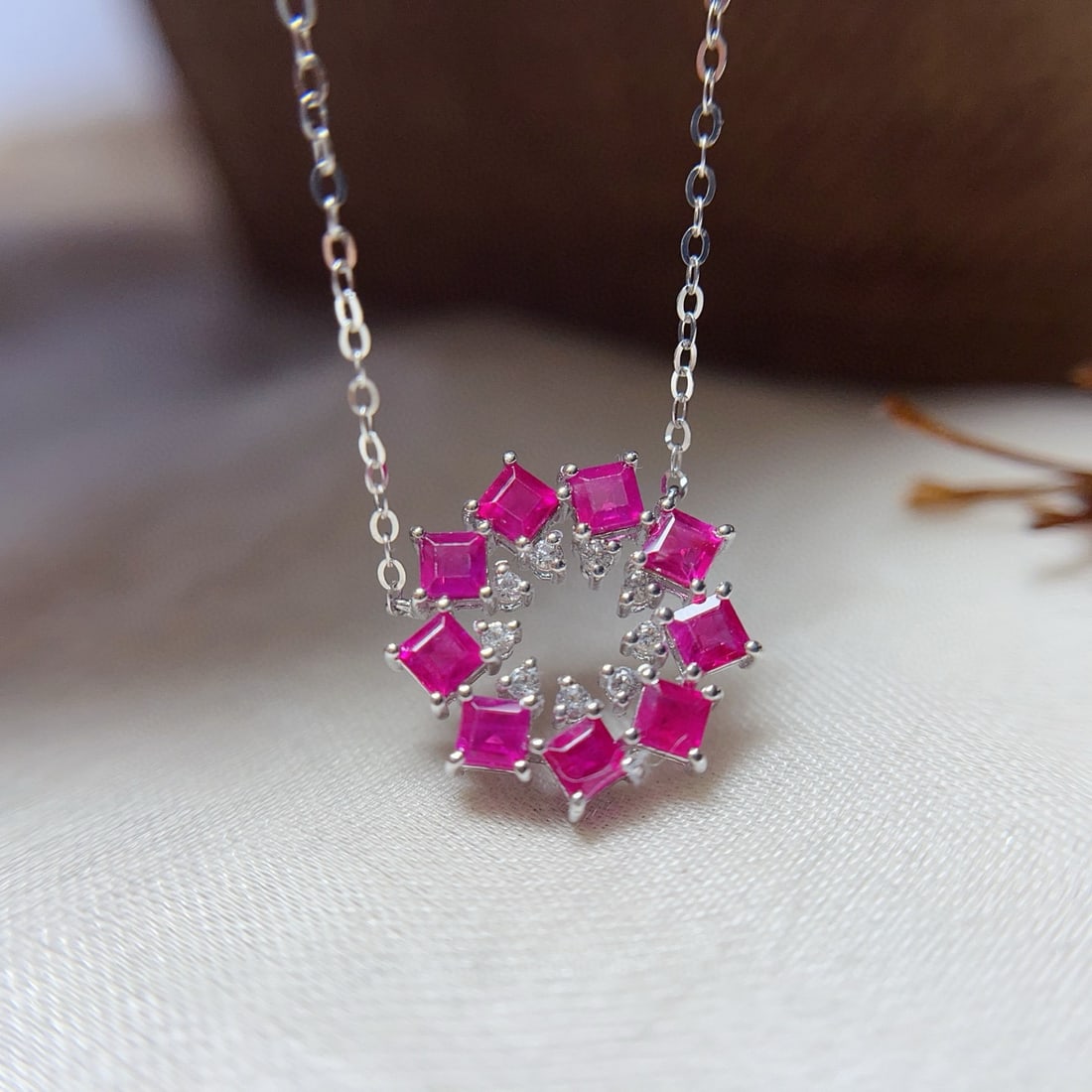 14k Gold 2.00 Ct Natural Ruby & Sapphire Necklace: Ref:230937107 // gold content:14k gold // main gemstone:ruby // shape:square // carat weight:2. 00ct // color:red // treatment:natural // // adjacent gemstone 2 : sapphire // number of stones:9 //