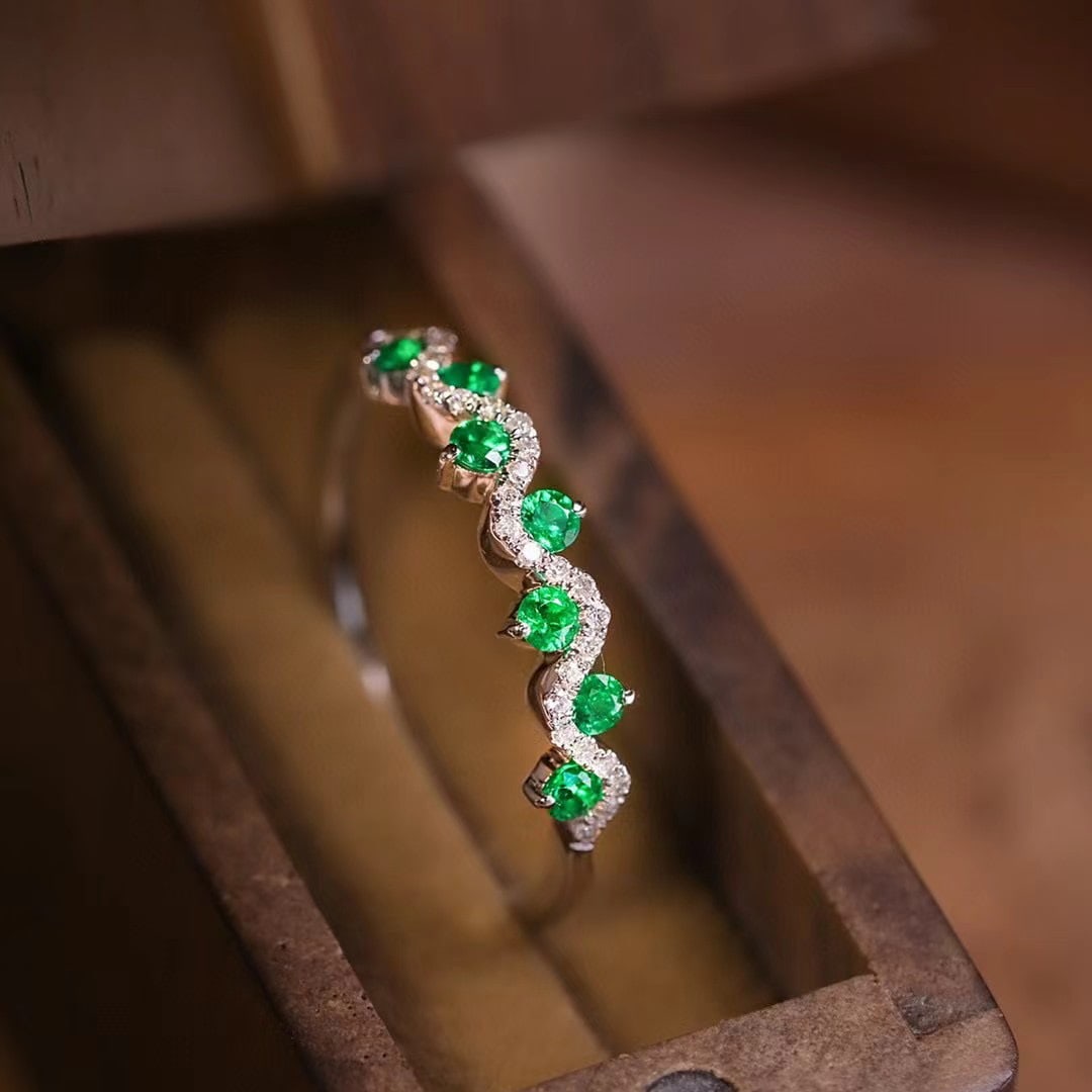 14k Gold 0.26 Ctw Vivid Green Natural Emerald & Diamond Ring: Ref:230937133 // gold content:14k gold // ring size:7. 25us // // main gemstone:emerald // shape:round // carat weight:0. 18ct // color:vivid green // treatment:natural // cut grade:g // //