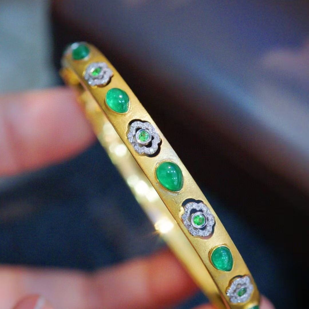 14k Gold 1.62 Ctw Natural Emerald & Diamond Bangle: Ref:230937152 // gold content:14k gold // main gemstone:emerald // shape:pear // carat weight:1. 50ct // color:green // treatment:natural // // adjacent gemstone 2 : diamond // shape:round // carat