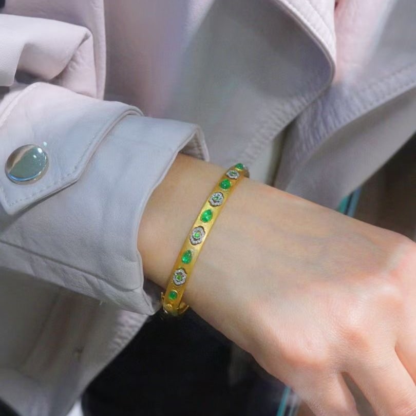 14k Gold 1.62 Ctw Natural Emerald & Diamond Bangle - 4